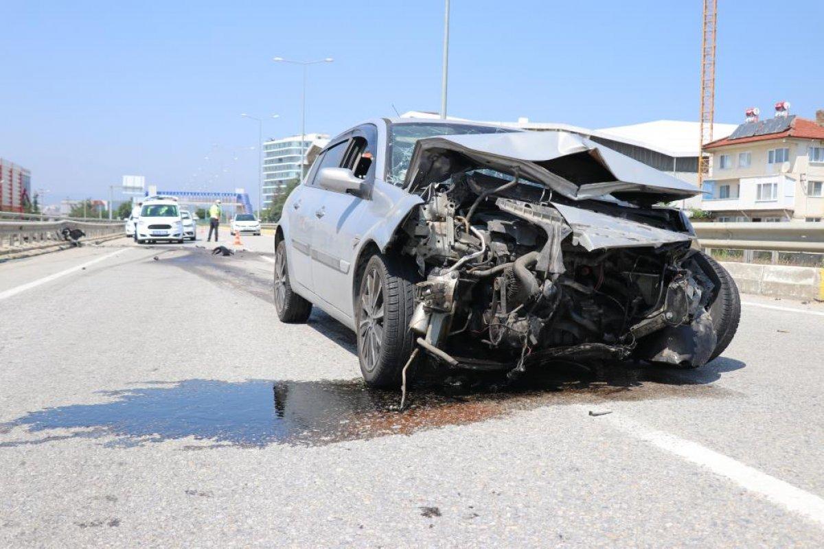 Bolu'da kontrolden çıkan otomobil bariyerlere çarptı