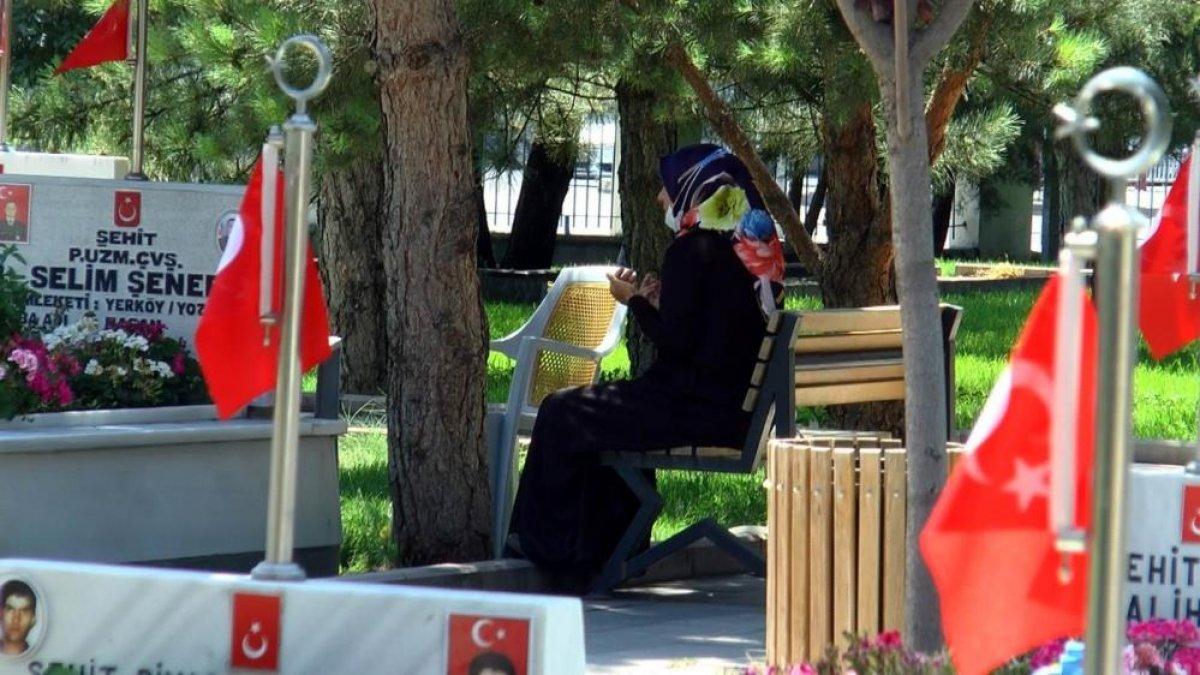 Şehit aileleri bayrama şehitlikleri ziyaret ederek girdi