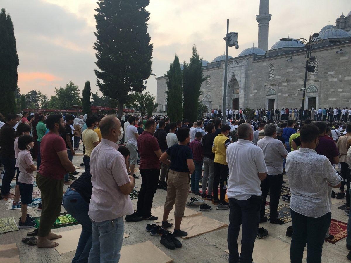İstanbul'un camilerinde Kurban Bayramı coşkusu
