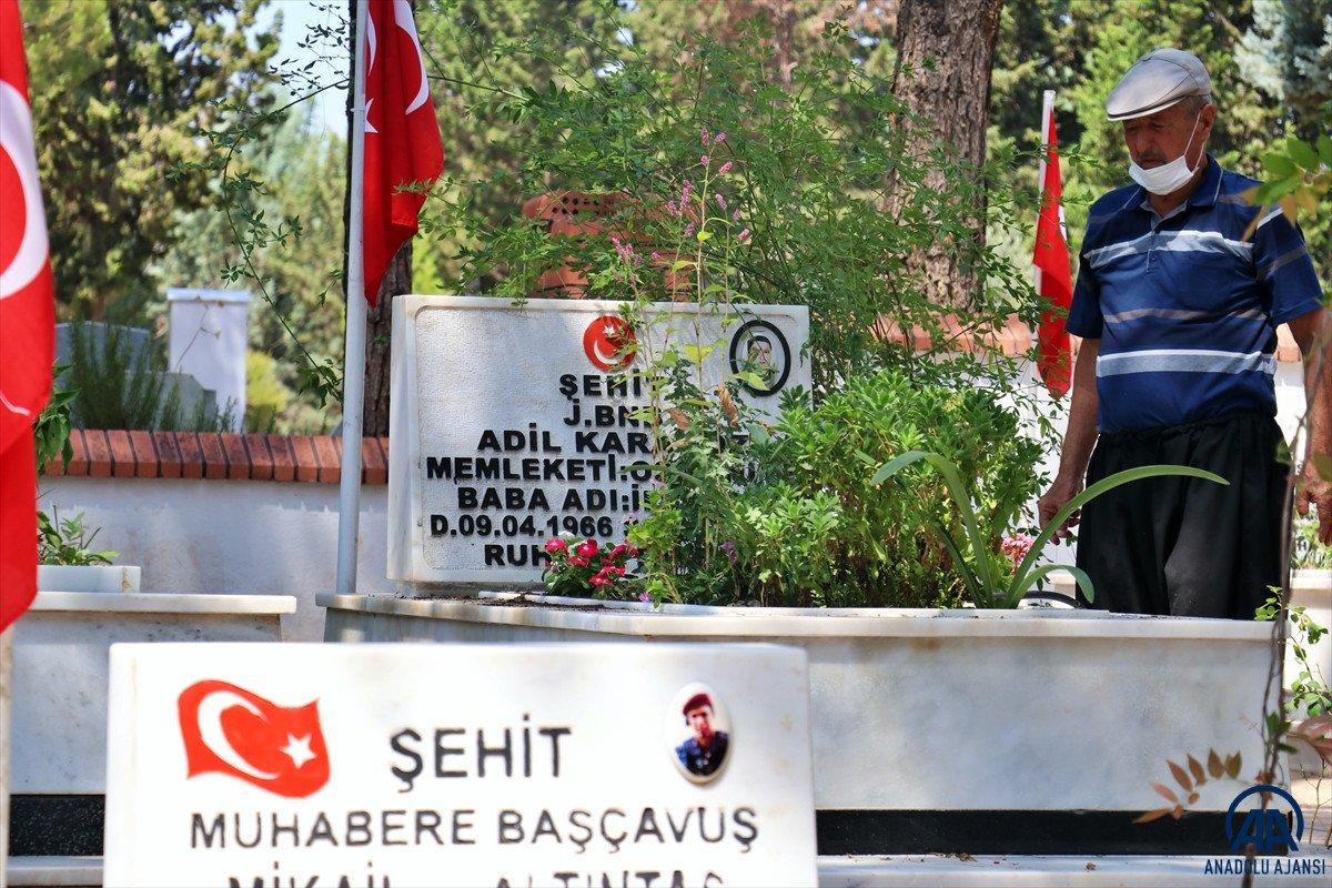 Şehit aileleri bayrama şehitlikleri ziyaret ederek girdi