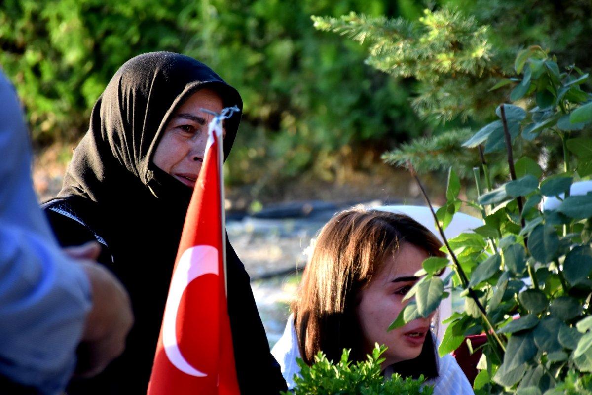 Şehit aileleri bayrama şehitlikleri ziyaret ederek girdi