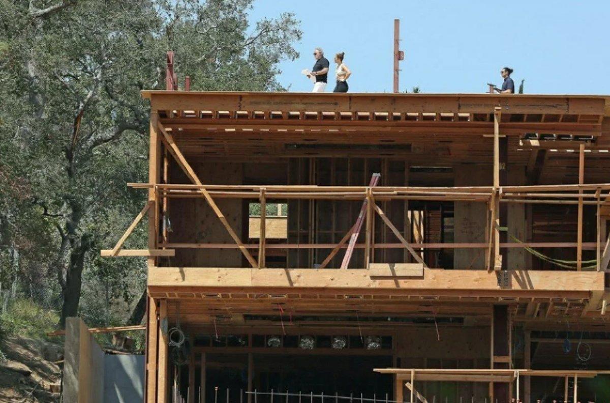 Jennifer Lopez, Ben Affleck ile birlikte yaşayacağı evin inşaatını denetledi