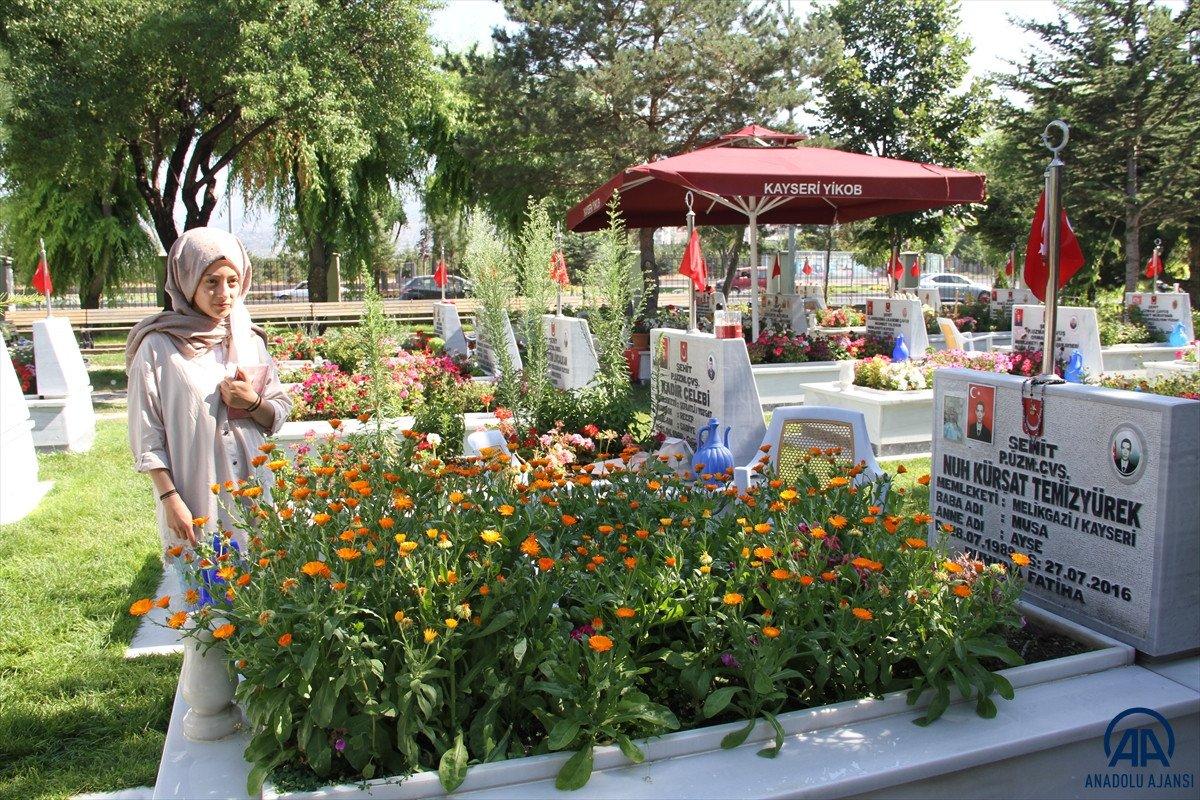 Şehit aileleri bayrama şehitlikleri ziyaret ederek girdi