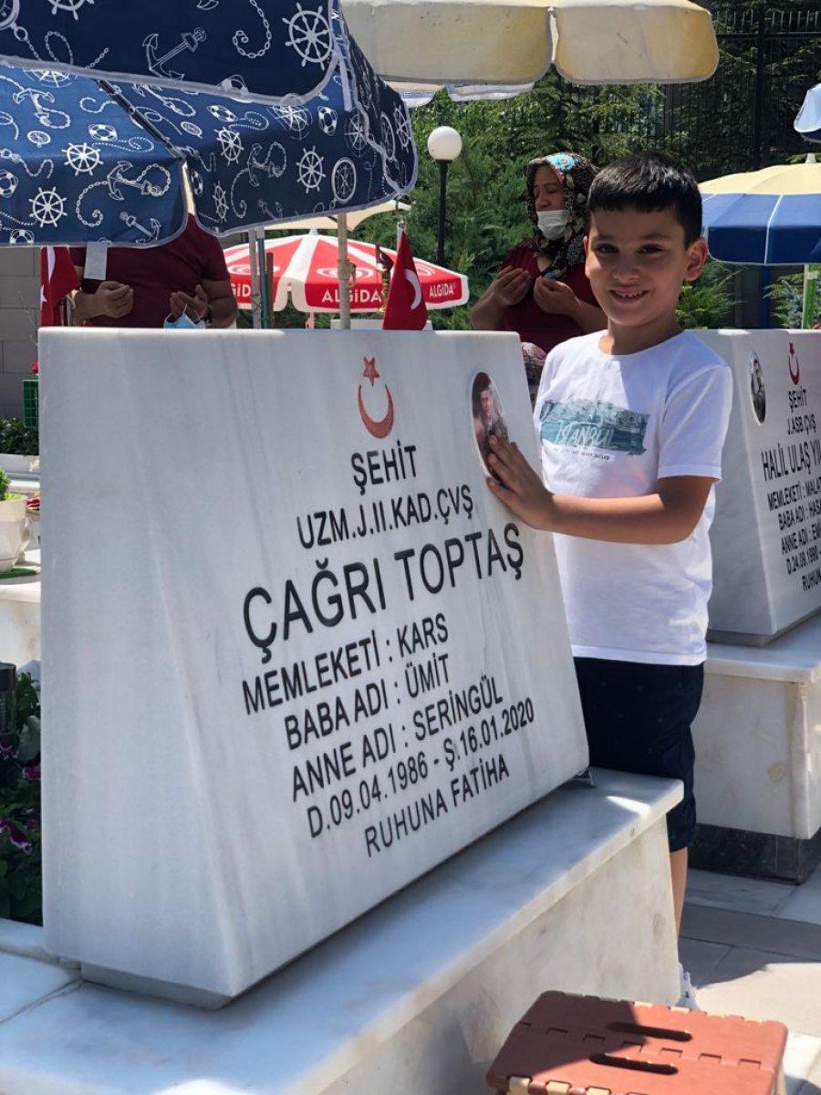 Şehit aileleri bayrama şehitlikleri ziyaret ederek girdi