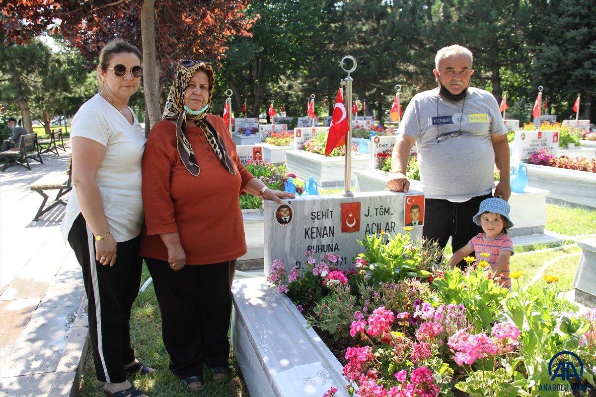 Şehit aileleri bayrama şehitlikleri ziyaret ederek girdi