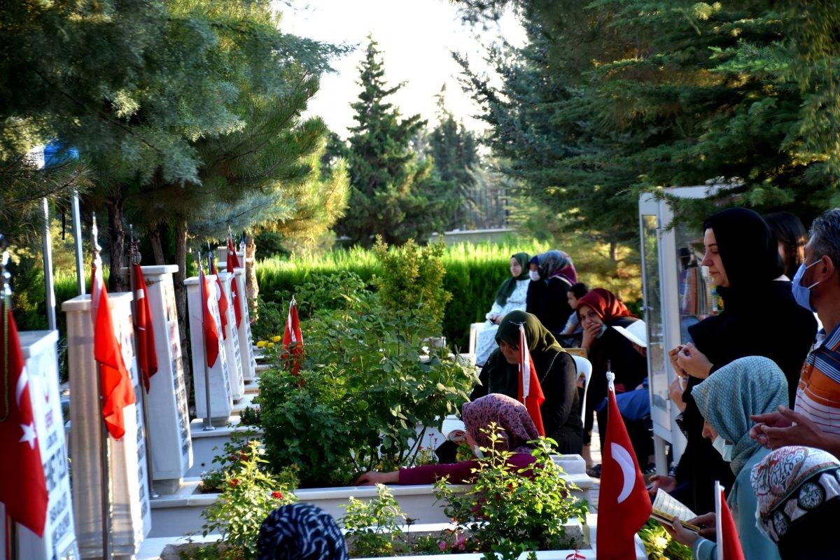 Şehit aileleri bayrama şehitlikleri ziyaret ederek girdi