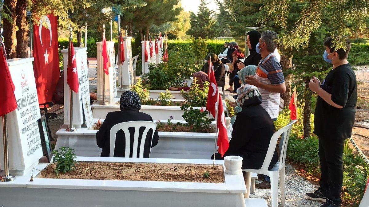 Şehit aileleri bayrama şehitlikleri ziyaret ederek girdi