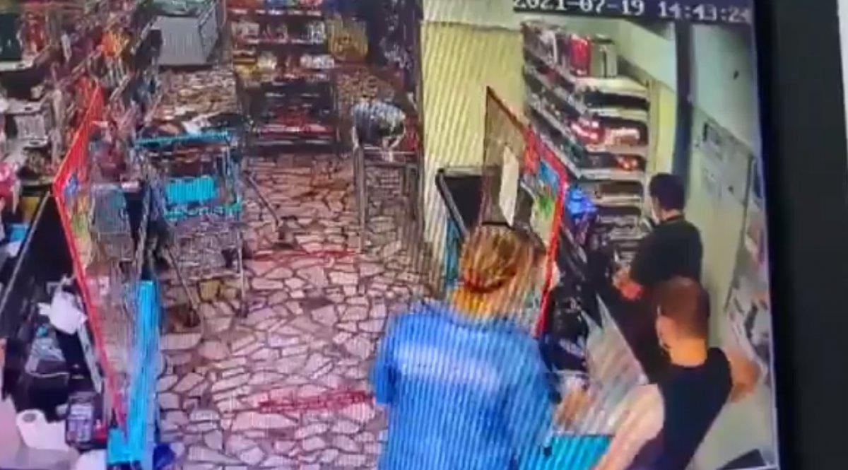 İndirimli ped öneren kasiyer, müşterinin kocası tarafından darbedildi