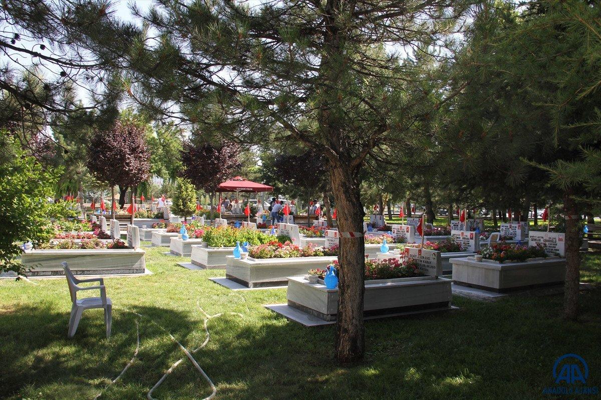 Şehit aileleri bayrama şehitlikleri ziyaret ederek girdi