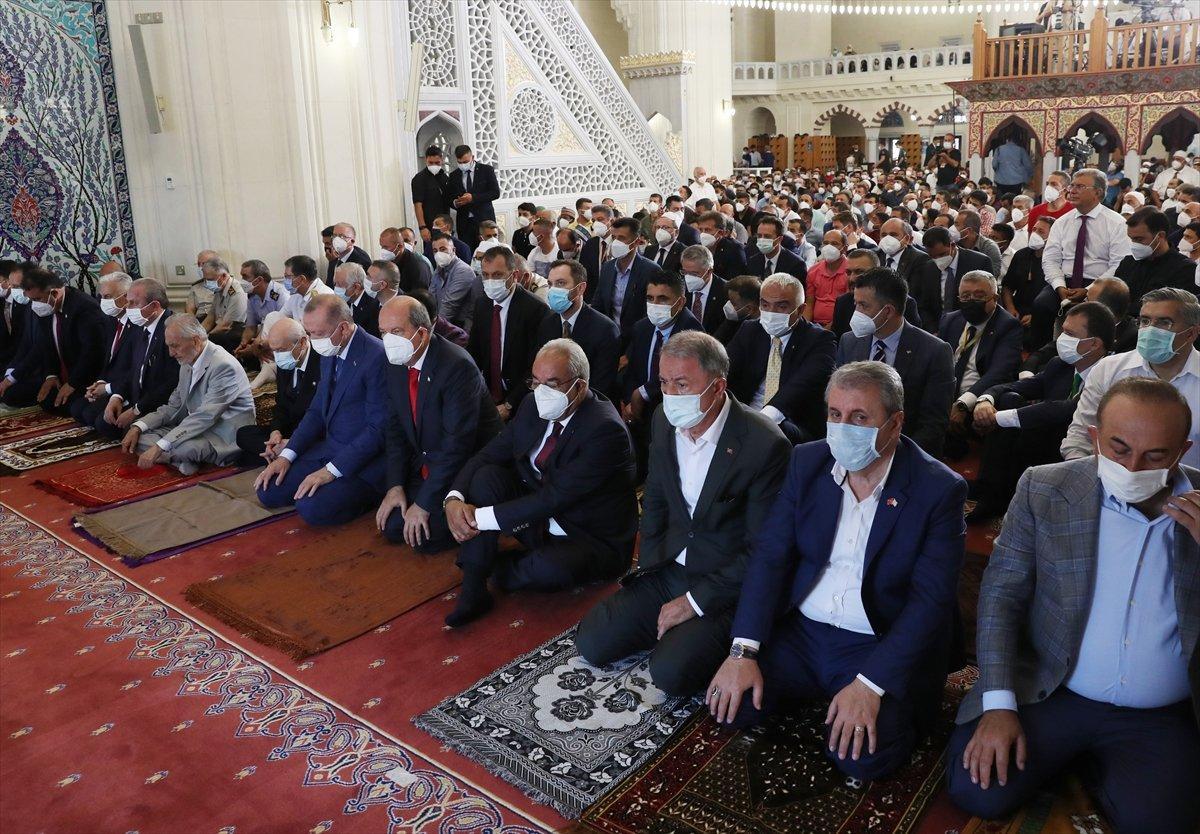 Cumhurbaşkanı Erdoğan, Kurban Bayramı namazını KKTC'de kıldı