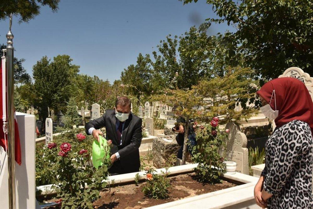 Şehit aileleri bayrama şehitlikleri ziyaret ederek girdi