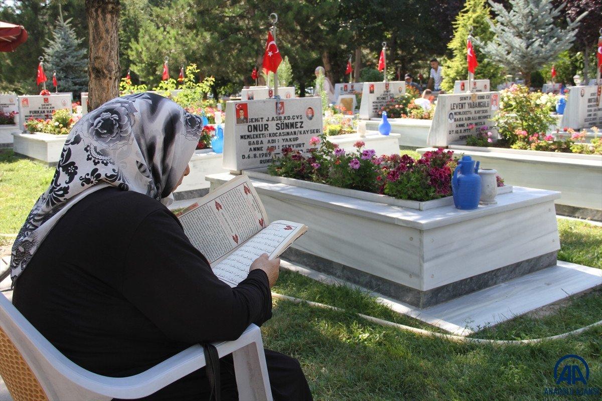 Şehit aileleri bayrama şehitlikleri ziyaret ederek girdi