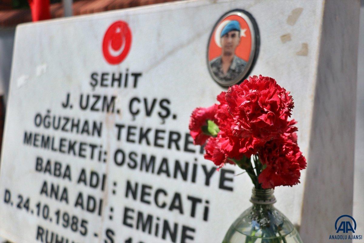 Şehit aileleri bayrama şehitlikleri ziyaret ederek girdi
