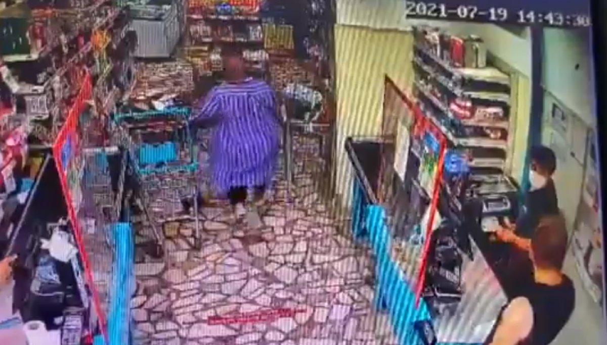 İndirimli ped öneren kasiyer, müşterinin kocası tarafından darbedildi