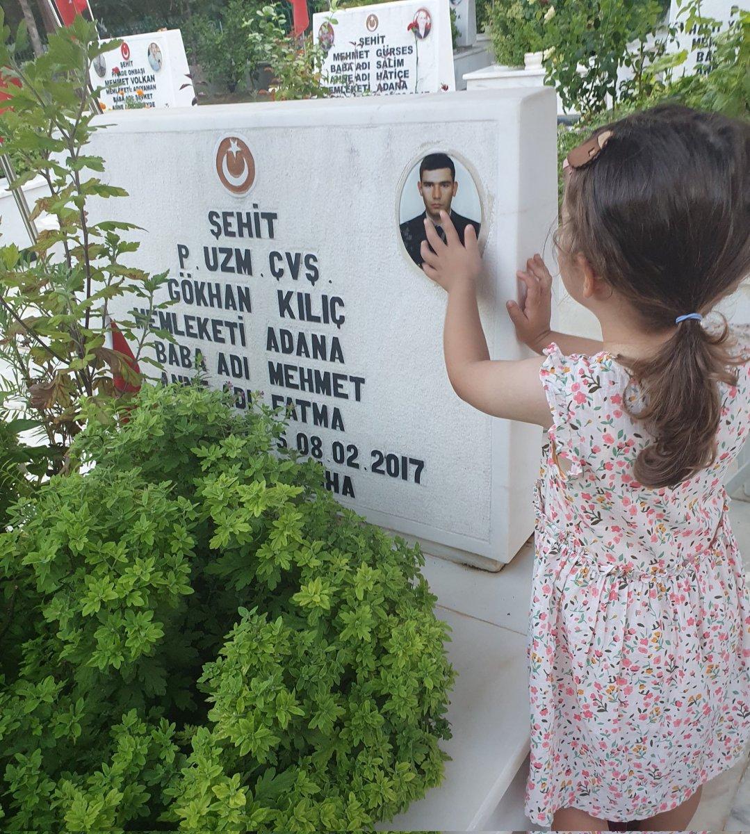 Şehit aileleri bayrama şehitlikleri ziyaret ederek girdi