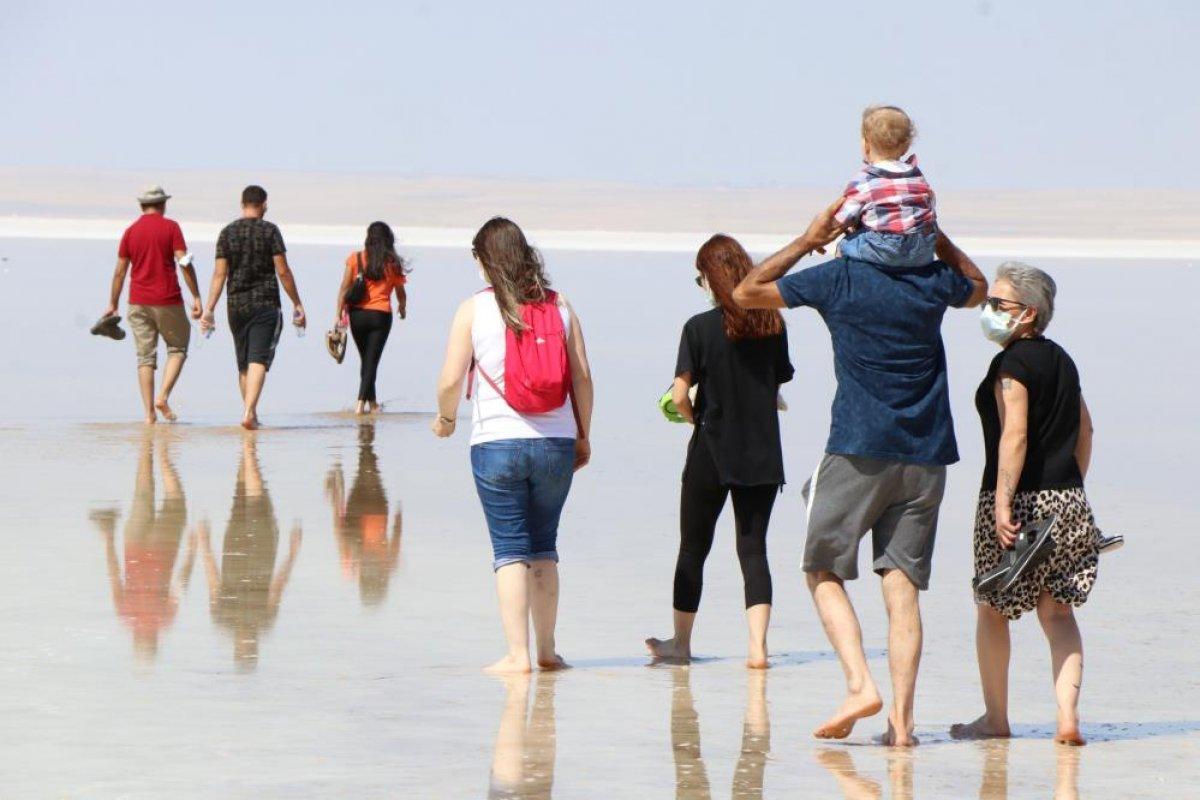 Tuz Gölü yerli ve yabancı turistlerin akınına uğradı