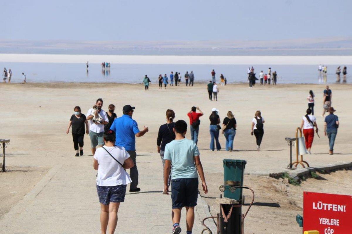 Tuz Gölü yerli ve yabancı turistlerin akınına uğradı
