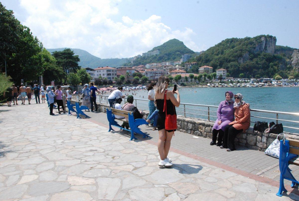 Amasra'da plajlar doldu, şemsiye açacak yer kalmadı