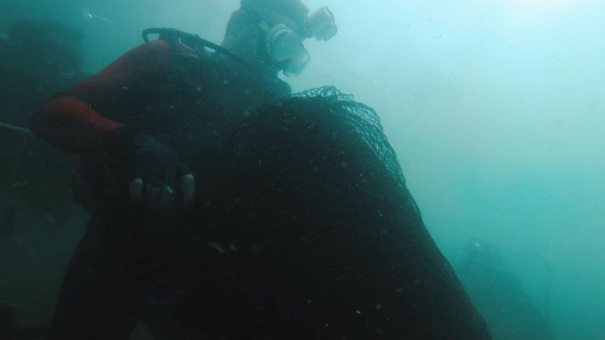 Bekir Pakdemirli, Marmara Denizi'ne dalış yaparak hayalet ağ çıkardı