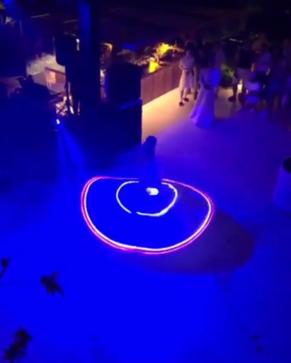 Düğündeki semazen, parti volkanıyla gösteri yaptı