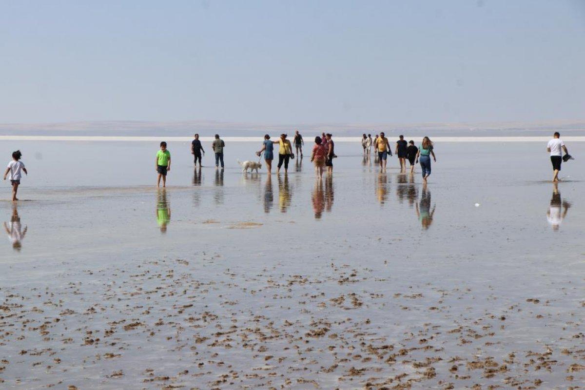 Tuz Gölü yerli ve yabancı turistlerin akınına uğradı