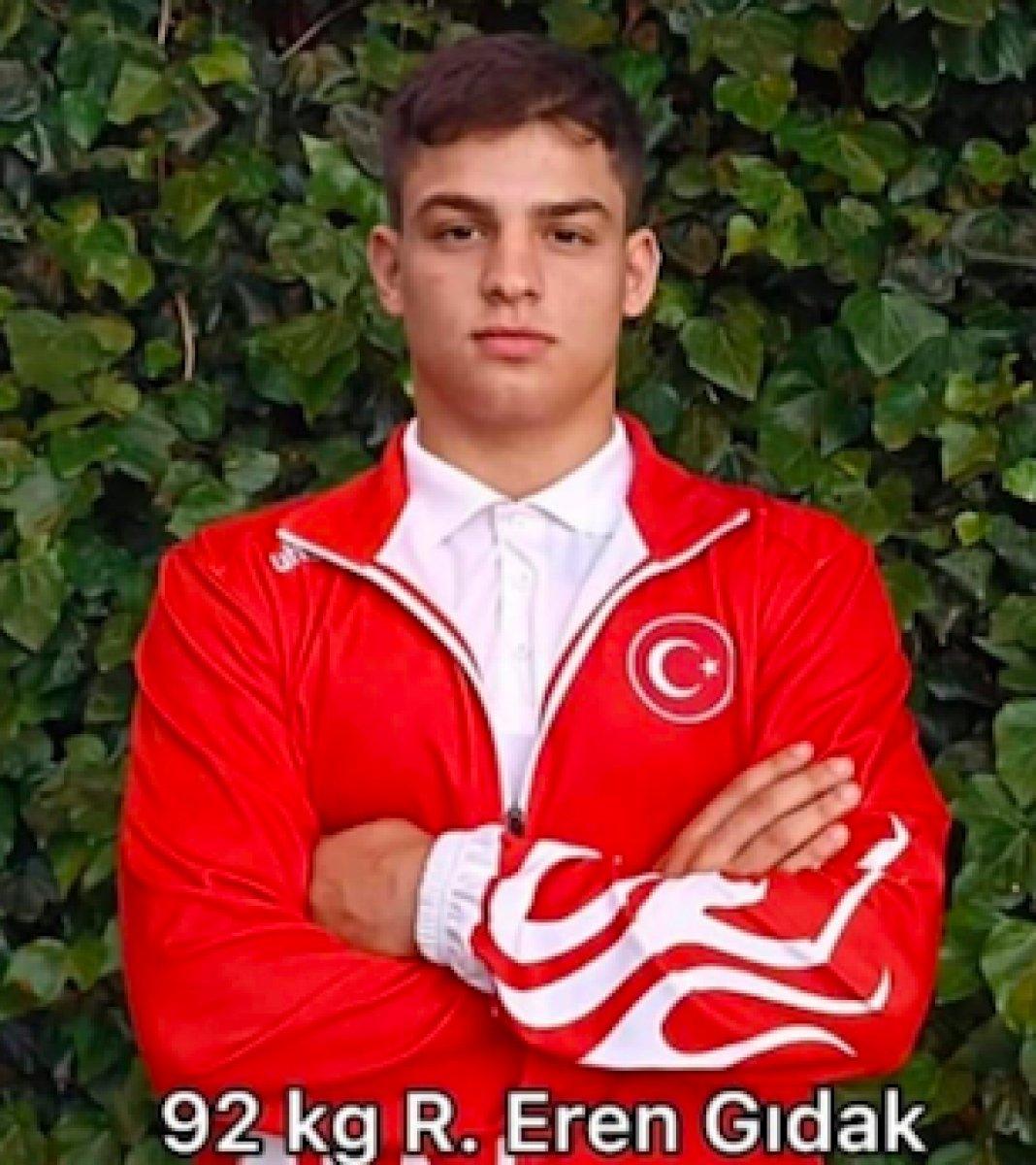 Milli güreşçi Rıfat Eren Gıdak, yıldızlarda dünya şampiyonu oldu