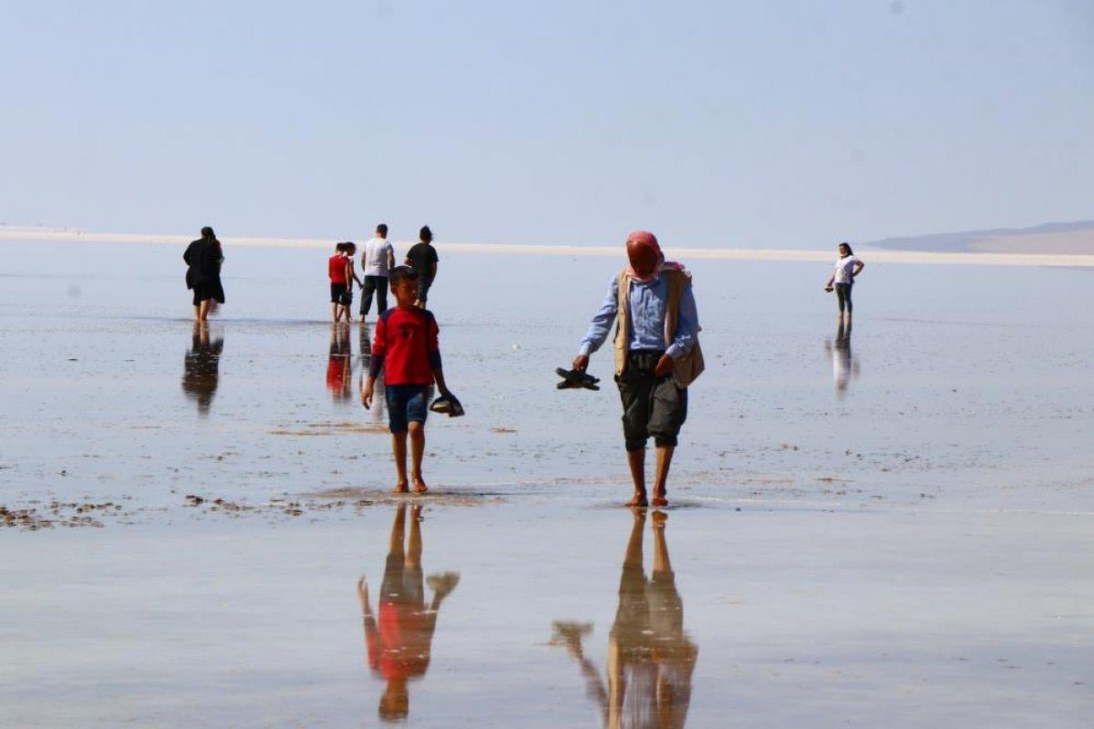 Tuz Gölü yerli ve yabancı turistlerin akınına uğradı