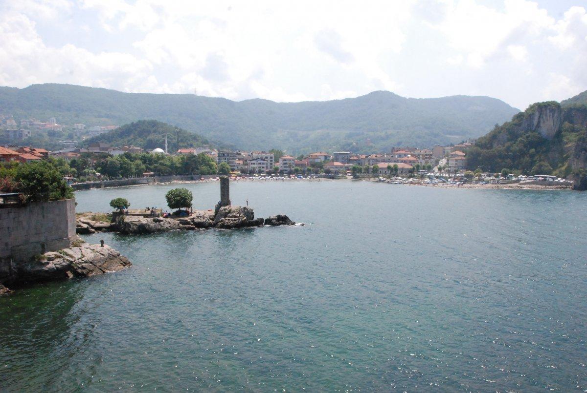 Amasra'da plajlar doldu, şemsiye açacak yer kalmadı
