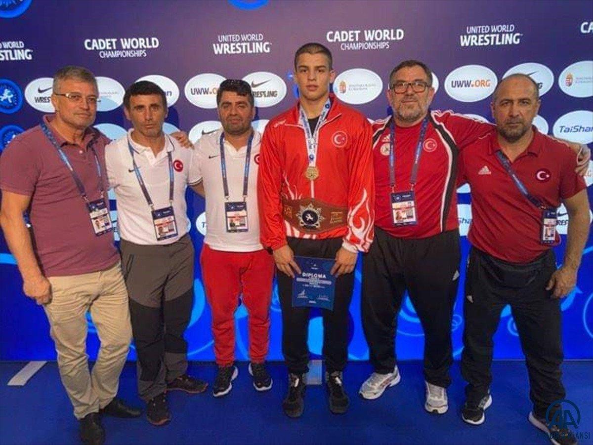 Milli güreşçi Rıfat Eren Gıdak, yıldızlarda dünya şampiyonu oldu