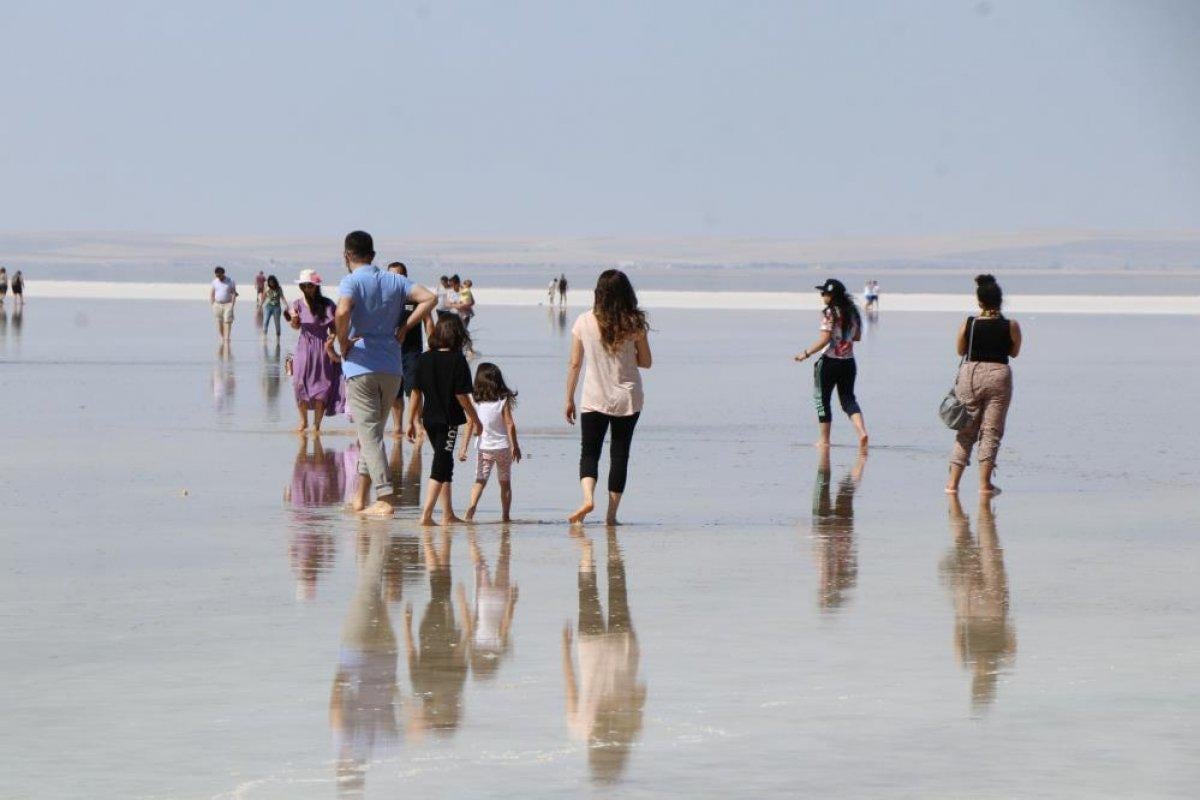 Tuz Gölü yerli ve yabancı turistlerin akınına uğradı