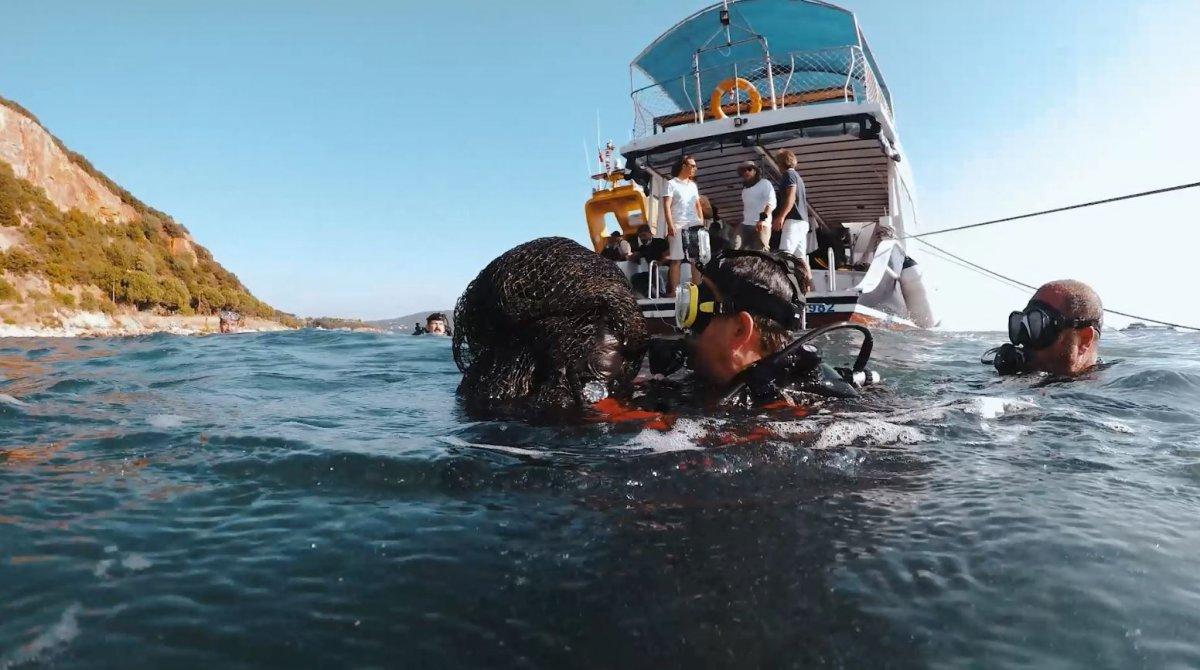 Bekir Pakdemirli, Marmara Denizi'ne dalış yaparak hayalet ağ çıkardı