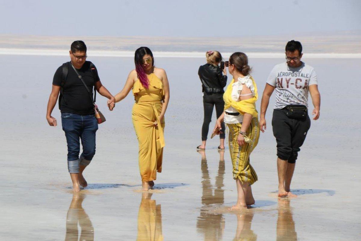 Tuz Gölü yerli ve yabancı turistlerin akınına uğradı