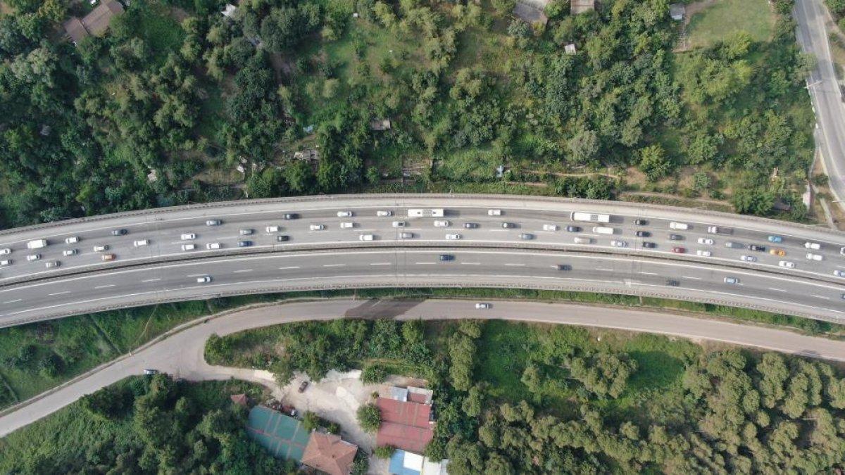 Tatilcilerin yolculuğu TEM'de yoğunluk oluşturdu