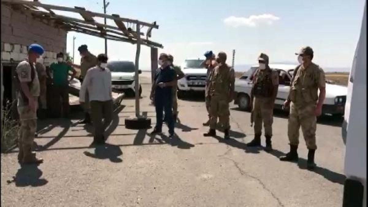 Van'da arazide toplu halde ilerleyen 113 kaçak göçmen yakalandı