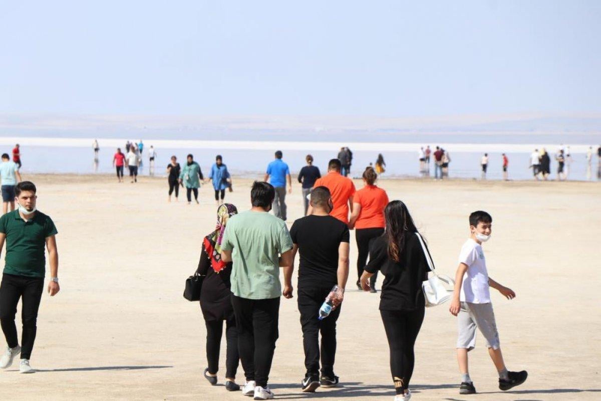 Tuz Gölü yerli ve yabancı turistlerin akınına uğradı