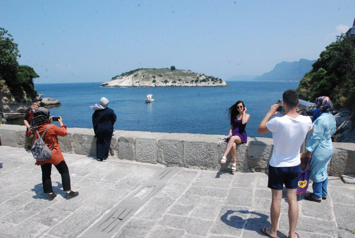 Amasra'da plajlar doldu, şemsiye açacak yer kalmadı