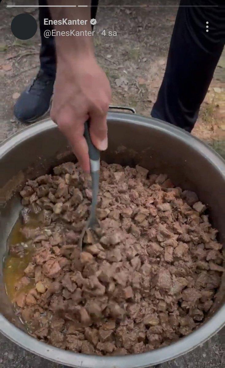 Vegan dergisine röportaj veren FETÖ'cü Enes Kanter, kavurma pişirdi