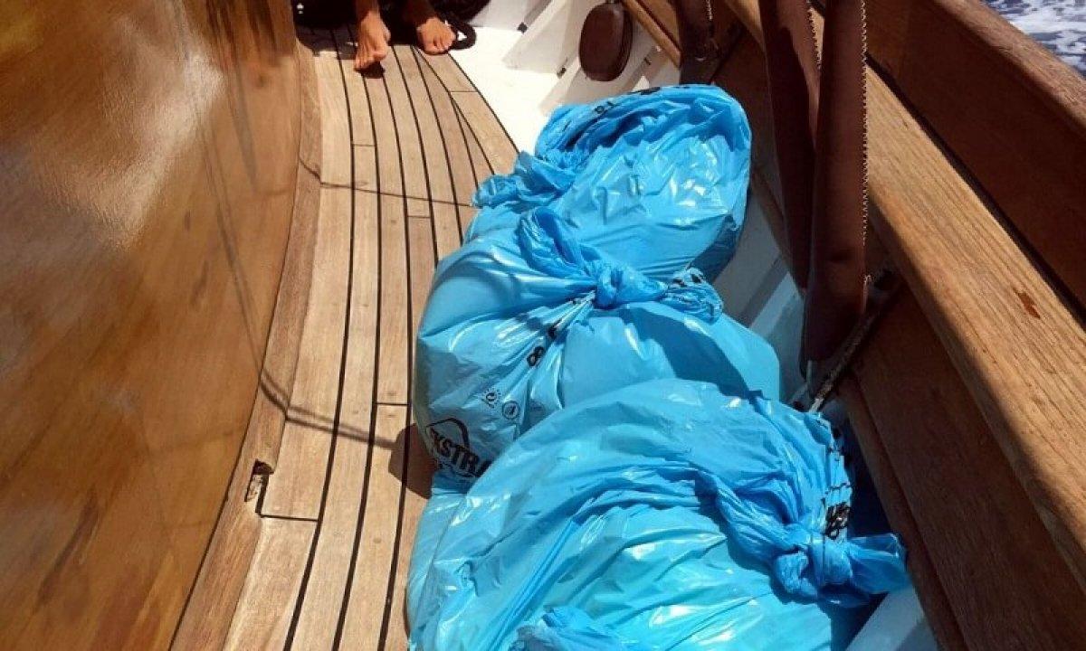 Muğla'da denize atılan çöp poşetleri, denizciyi isyan ettirdi