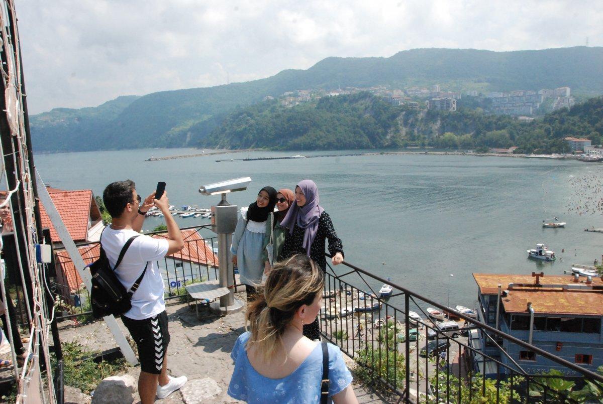 Amasra'da plajlar doldu, şemsiye açacak yer kalmadı