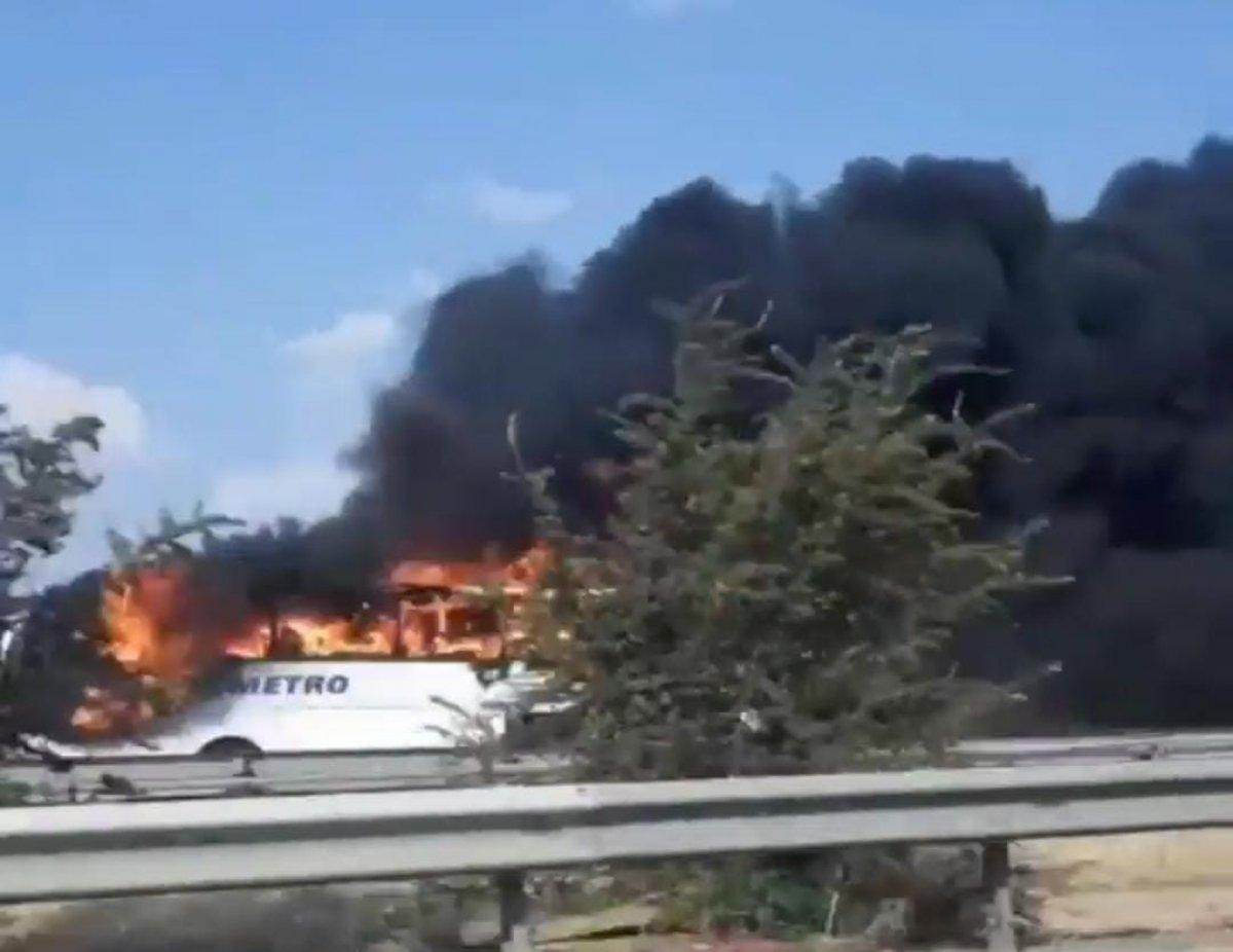 İzmir'de yolcu otobüsü yandı