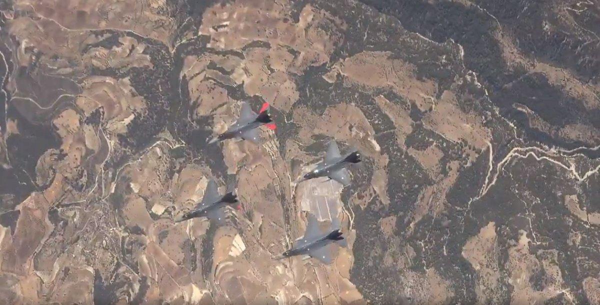 Türk Yıldızları'ndan KKTC'de gösteri uçuşu