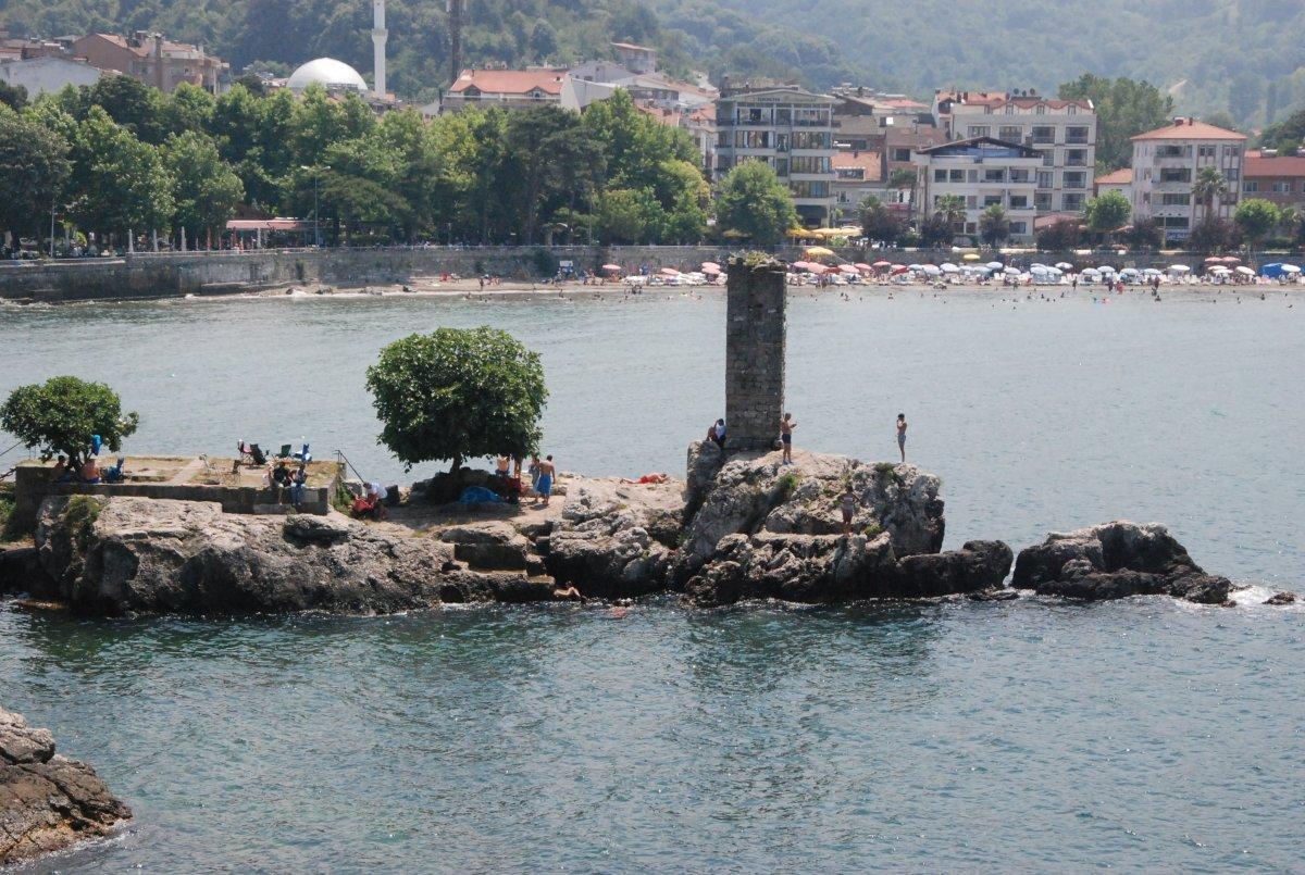 Amasra'da plajlar doldu, şemsiye açacak yer kalmadı