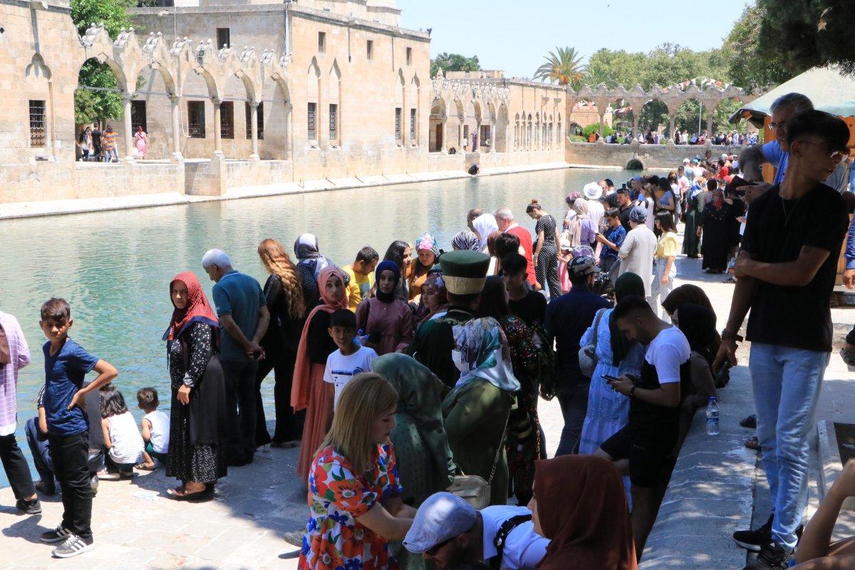 Balıklıgöl yerli ve yabancı turistlerin akınına uğradı