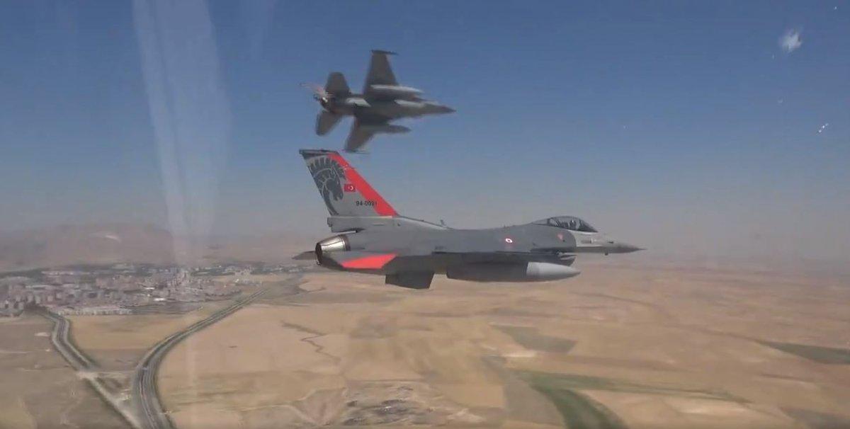 Türk Yıldızları'ndan KKTC'de gösteri uçuşu