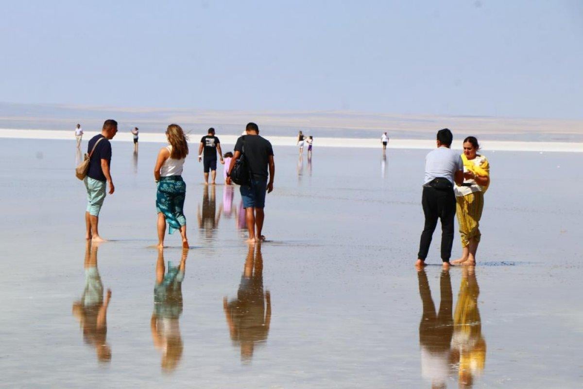 Tuz Gölü yerli ve yabancı turistlerin akınına uğradı
