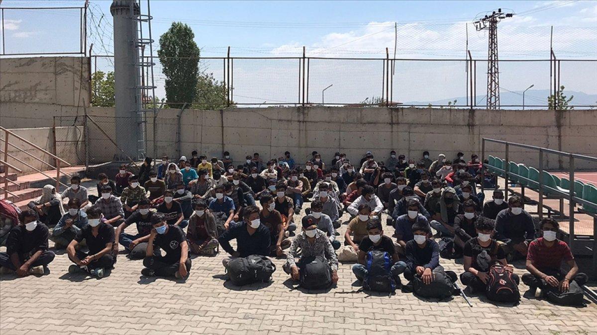 Van'da arazide toplu halde ilerleyen 113 kaçak göçmen yakalandı