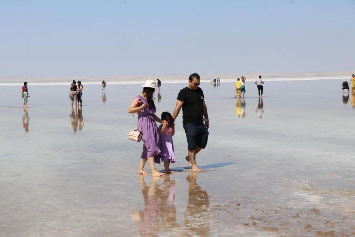 Tuz Gölü yerli ve yabancı turistlerin akınına uğradı