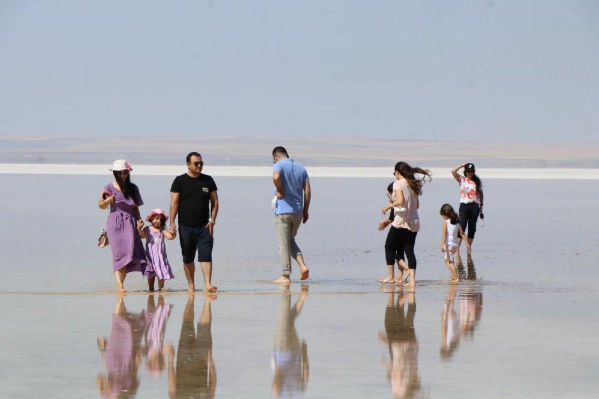 Tuz Gölü yerli ve yabancı turistlerin akınına uğradı