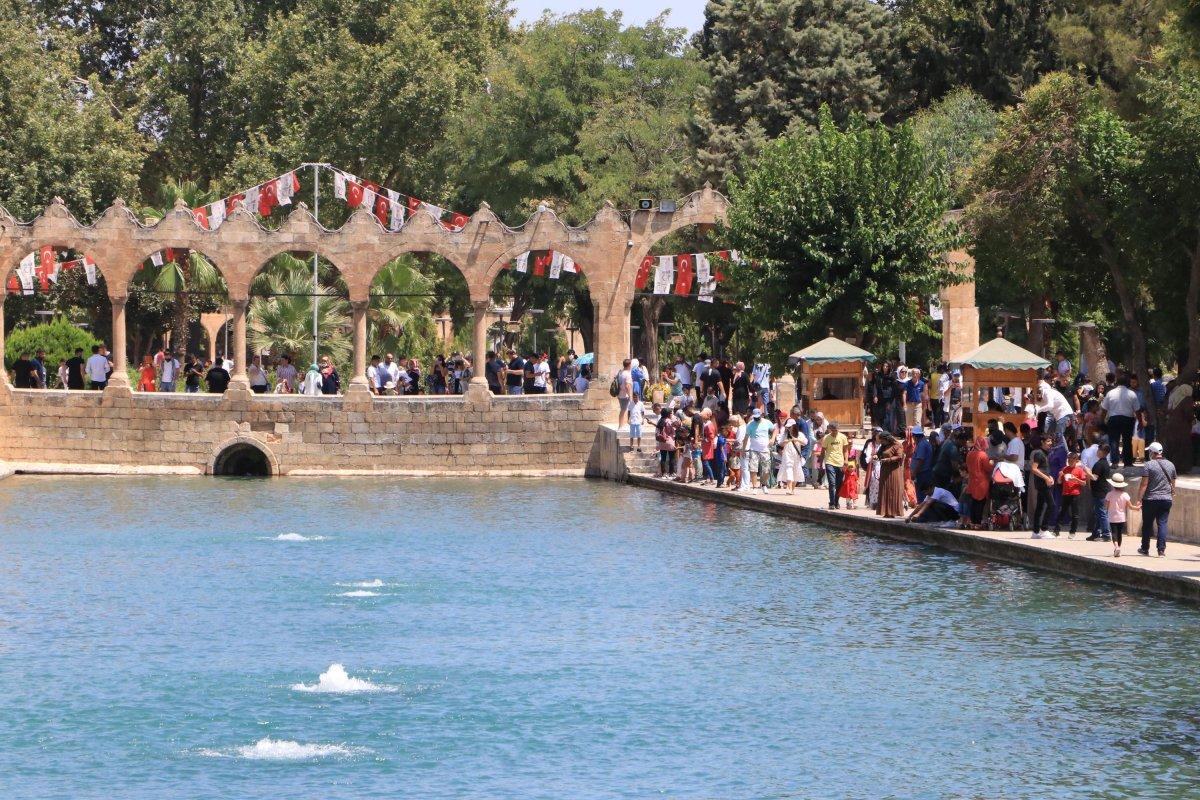 Balıklıgöl yerli ve yabancı turistlerin akınına uğradı