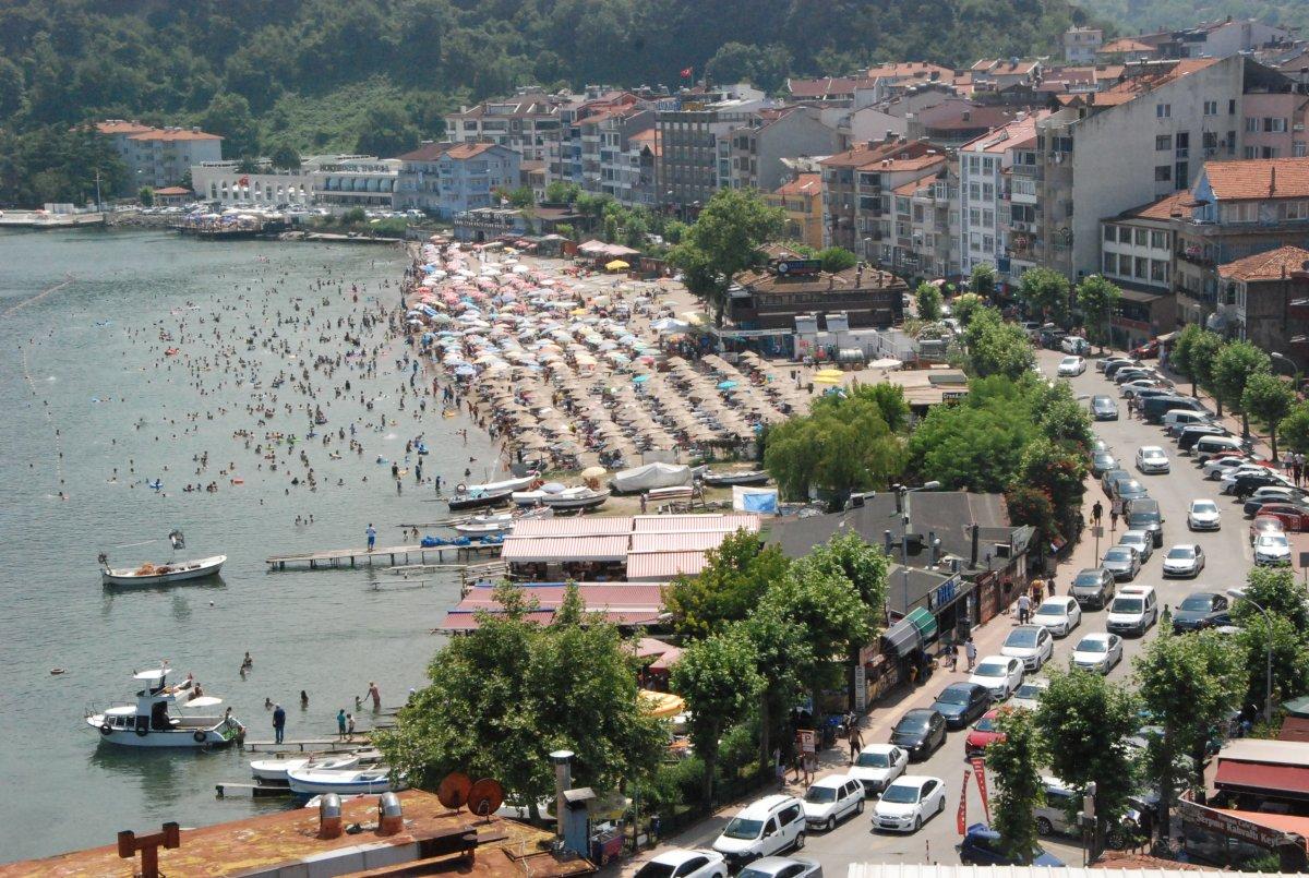 Amasra'da plajlar doldu, şemsiye açacak yer kalmadı